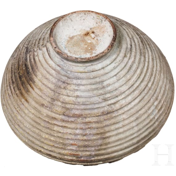 An early Islamic ceramic pot, 10th century
