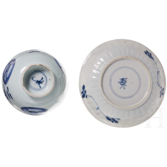 A Chinese blue and white cup and a small plate with wooden stand, Kangxi period, circa 1700