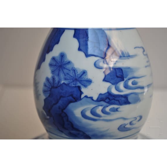 A Chinese blue and white double-gourd vase, probably Kangxi period, 18th century