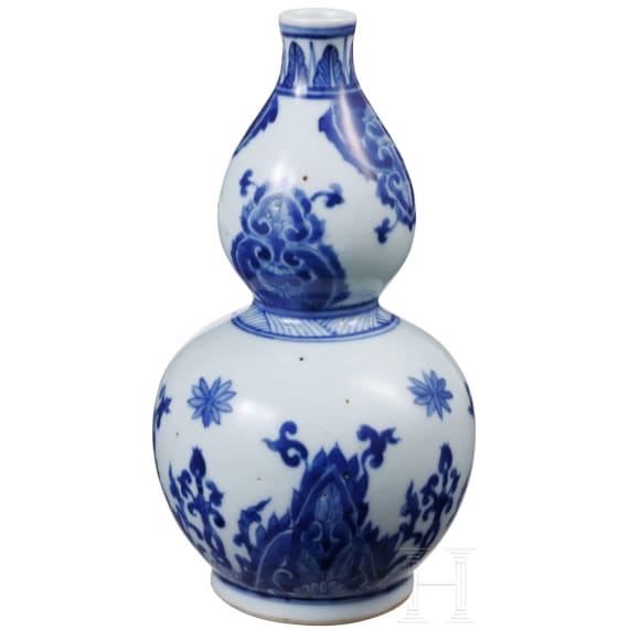 A Chinese blue and white double-gourd porcelain vase with flowers, probably Kangxi period