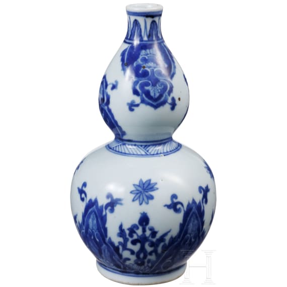 A Chinese blue and white double-gourd porcelain vase with flowers, probably Kangxi period
