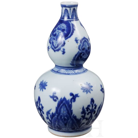 A Chinese blue and white double-gourd porcelain vase with flowers, probably Kangxi period