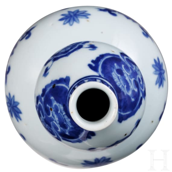 A Chinese blue and white double-gourd porcelain vase with flowers, probably Kangxi period