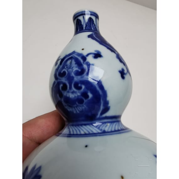 A Chinese blue and white double-gourd porcelain vase with flowers, probably Kangxi period
