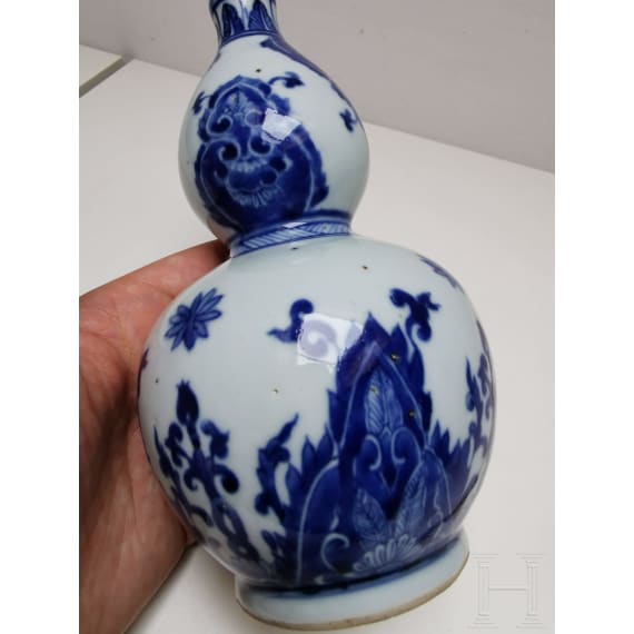 A Chinese blue and white double-gourd porcelain vase with flowers, probably Kangxi period