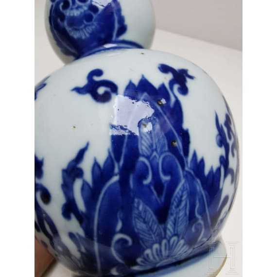 A Chinese blue and white double-gourd porcelain vase with flowers, probably Kangxi period