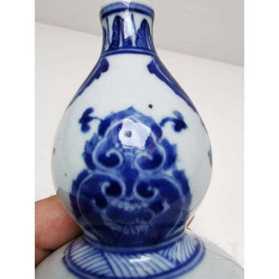 A Chinese blue and white double-gourd porcelain vase with flowers, probably Kangxi period