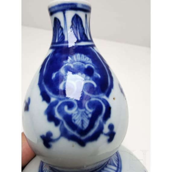 A Chinese blue and white double-gourd porcelain vase with flowers, probably Kangxi period
