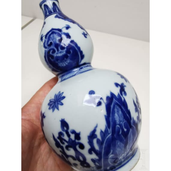 A Chinese blue and white double-gourd porcelain vase with flowers, probably Kangxi period