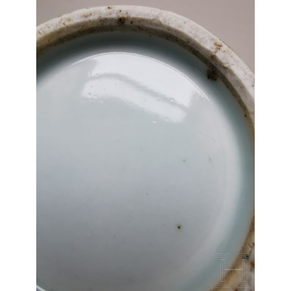 A Chinese blue and white double-gourd porcelain vase with flowers, probably Kangxi period