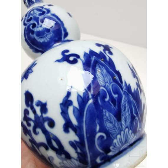 A Chinese blue and white double-gourd porcelain vase with flowers, probably Kangxi period