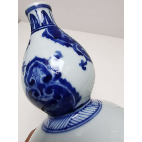 A Chinese blue and white double-gourd porcelain vase with flowers, probably Kangxi period
