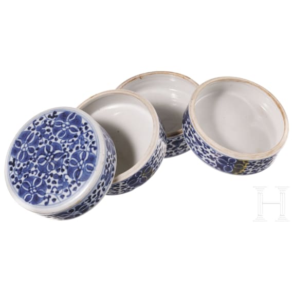 Two Chinese plates and a four-piece storage vessel