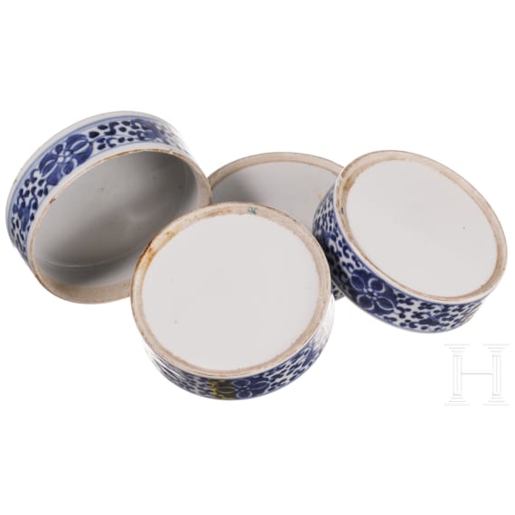 Two Chinese plates and a four-piece storage vessel