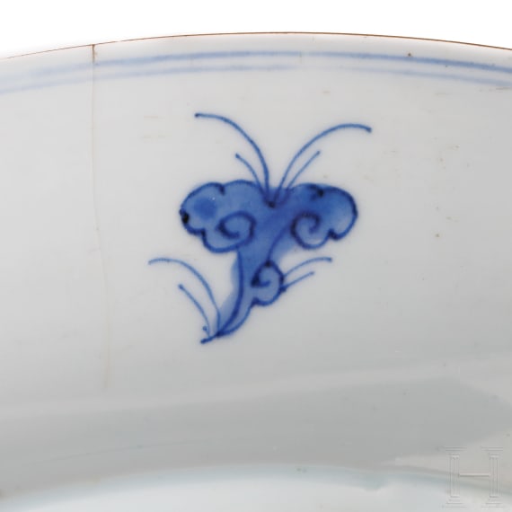 Two Chinese plates and a four-piece storage vessel