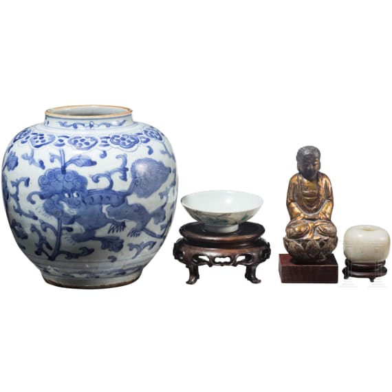 A Chinese blue and white porcelain jar, a famille-rose bowl, a small jade vase and a painted lacquer buddha, 19th/20th century