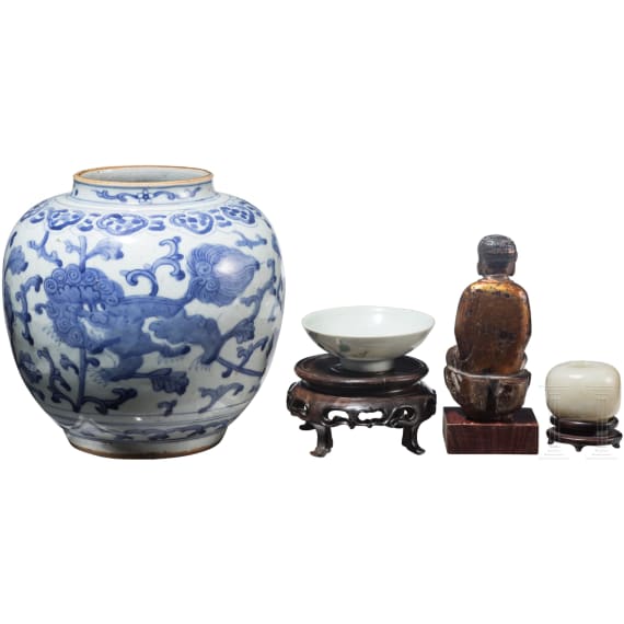 A Chinese blue and white porcelain jar, a famille-rose bowl, a small jade vase and a painted lacquer buddha, 19th/20th century
