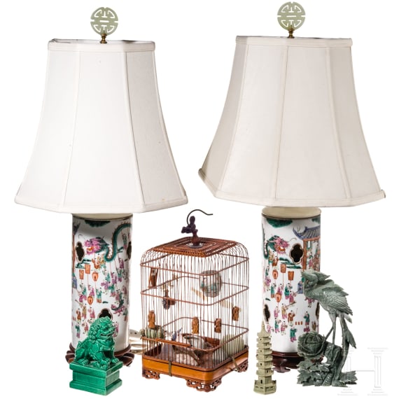 A pair of Chinese famille rose table lamps, a bird cage, a guardian lion, a F&egrave;nghu&aacute;ng and a pagoda, 20th century