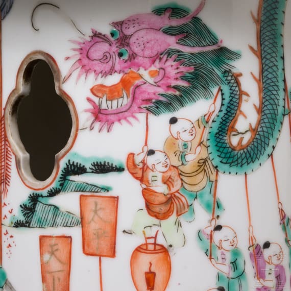 A pair of Chinese famille rose table lamps, a bird cage, a guardian lion, a F&egrave;nghu&aacute;ng and a pagoda, 20th century