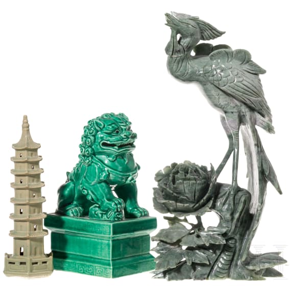 A pair of Chinese famille rose table lamps, a bird cage, a guardian lion, a F&egrave;nghu&aacute;ng and a pagoda, 20th century