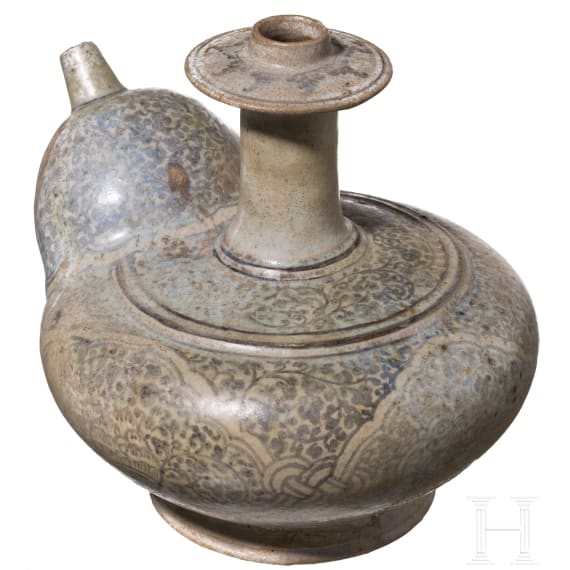 A Thai stoneware water vessel (kendi), 15th/16th century