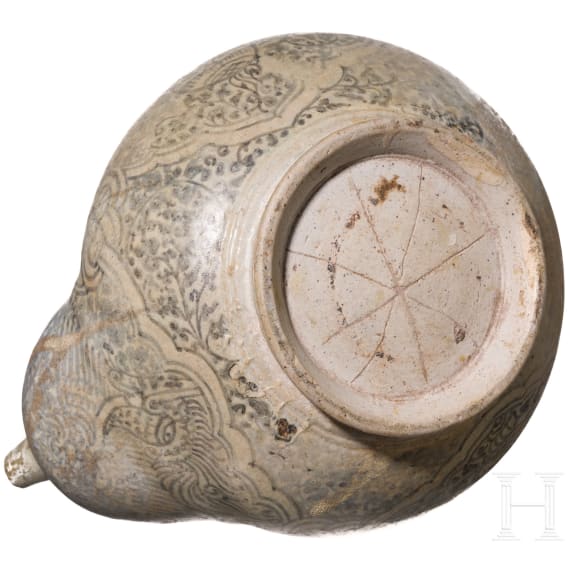 A Thai stoneware water vessel (kendi), 15th/16th century
