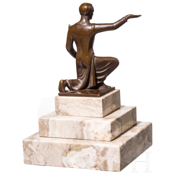 A kneeling torchbearer