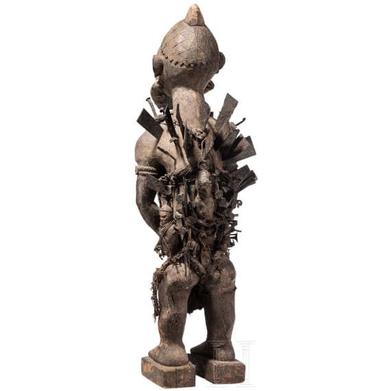 A Congolese Nkisi power figure ("nail fetish" of the Bakongo), a Mozambican mask (Makonde) and a bronze bag (Benin)