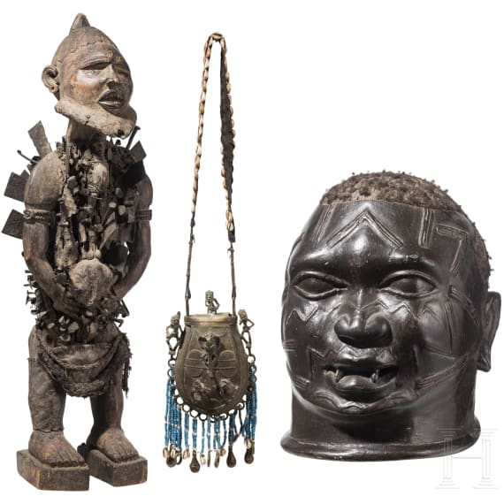 A Congolese Nkisi power figure ("nail fetish" of the Bakongo), a Mozambican mask (Makonde) and a bronze bag (Benin)