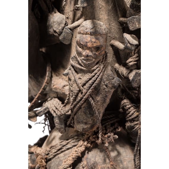 A Congolese Nkisi power figure ("nail fetish" of the Bakongo), a Mozambican mask (Makonde) and a bronze bag (Benin)