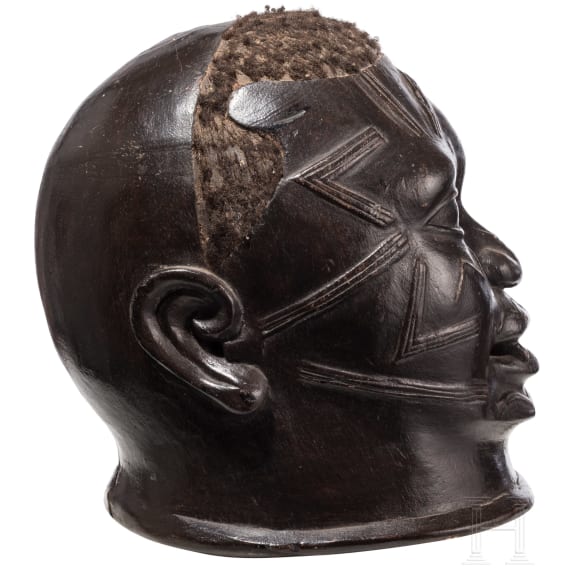 A Congolese Nkisi power figure ("nail fetish" of the Bakongo), a Mozambican mask (Makonde) and a bronze bag (Benin)