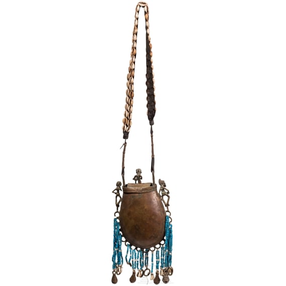 A Congolese Nkisi power figure ("nail fetish" of the Bakongo), a Mozambican mask (Makonde) and a bronze bag (Benin)