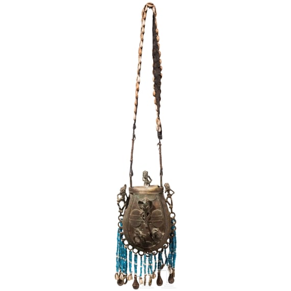 A Congolese Nkisi power figure ("nail fetish" of the Bakongo), a Mozambican mask (Makonde) and a bronze bag (Benin)