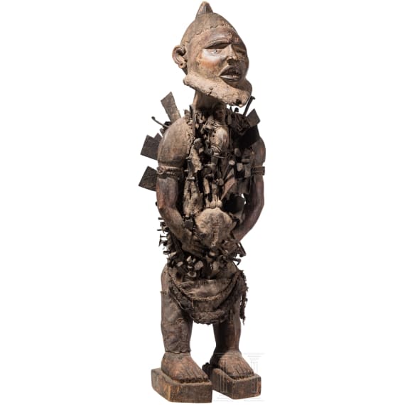 A Congolese Nkisi power figure ("nail fetish" of the Bakongo), a Mozambican mask (Makonde) and a bronze bag (Benin)