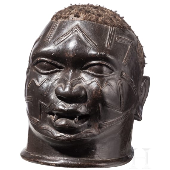 A Congolese Nkisi power figure ("nail fetish" of the Bakongo), a Mozambican mask (Makonde) and a bronze bag (Benin)