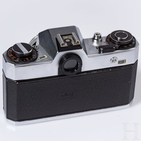 A Zeiss Ikon SL 706 with Carl Zeiss Tessar 50 mm, a Skoparex 35 mm, a Super-Dynarex 135 mm