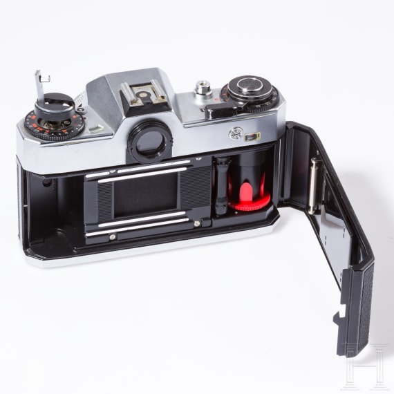 A Zeiss Ikon SL 706 with Carl Zeiss Tessar 50 mm, a Skoparex 35 mm, a Super-Dynarex 135 mm