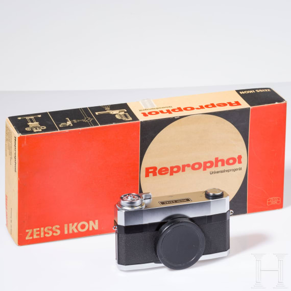 A Zeiss Ikon microscope or telescope camera and a Zeiss Reprophot universal reproducer