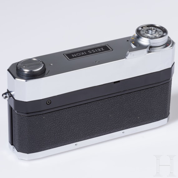 A Zeiss Ikon microscope or telescope camera and a Zeiss Reprophot universal reproducer