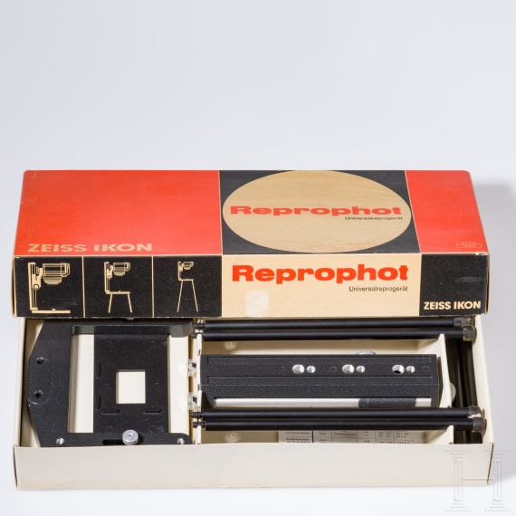A Zeiss Ikon microscope or telescope camera and a Zeiss Reprophot universal reproducer