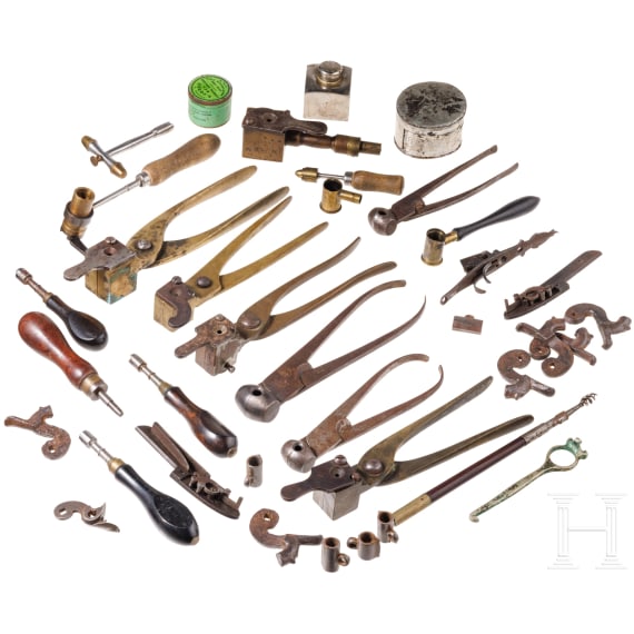 Kleine Sammlung Werkzeuge und Zubeh&ouml;rteile f&uuml;r Schusswaffen, 19. Jhdt.