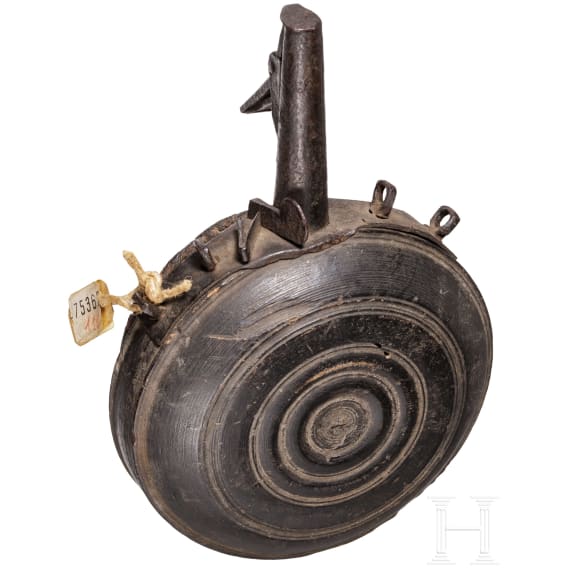 H&ouml;lzerne milit&auml;rische Pulverflasche mit seitlichem Kugelbeutel, deutsch, um 1600
