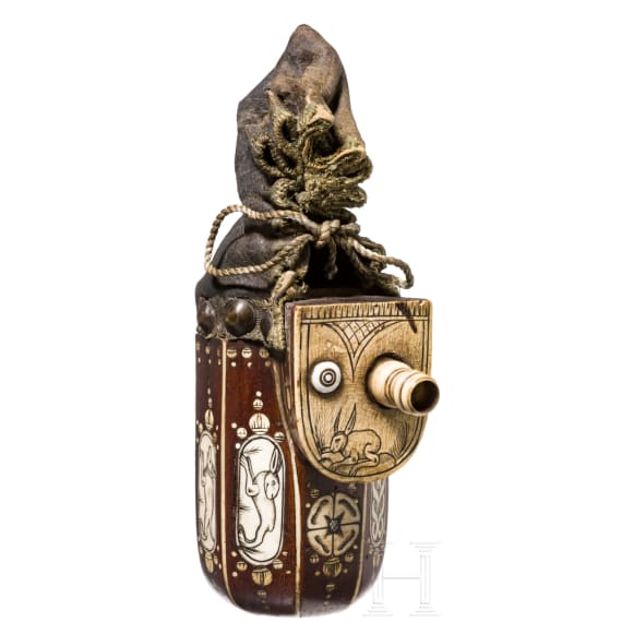 Fein verbeinte Pulverflasche f&uuml;r Teschinken, Schlesien, um 1650
