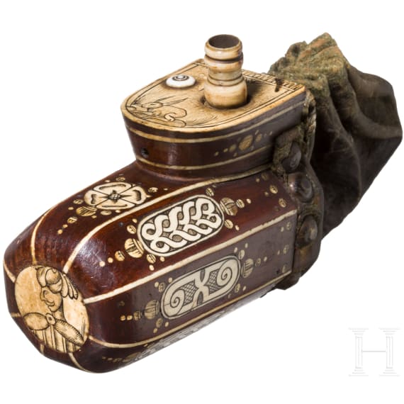 Fein verbeinte Pulverflasche f&uuml;r Teschinken, Schlesien, um 1650