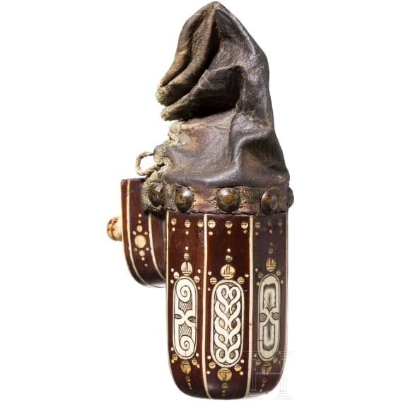 Fein verbeinte Pulverflasche f&uuml;r Teschinken, Schlesien, um 1650