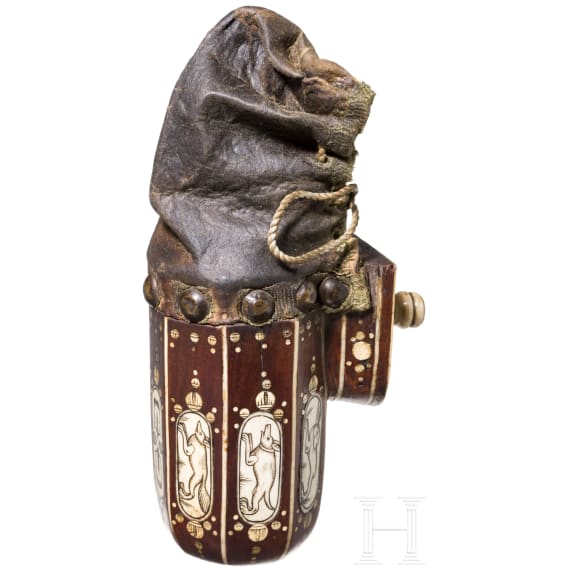 Fein verbeinte Pulverflasche f&uuml;r Teschinken, Schlesien, um 1650