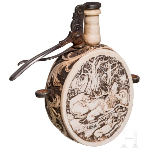 Beschnitzte Z&uuml;ndkrautflasche aus Elfenbein, deutsch/&Ouml;sterreich, datiert 1856