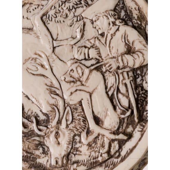 Beschnitzte Z&uuml;ndkrautflasche aus Elfenbein, deutsch/&Ouml;sterreich, datiert 1856