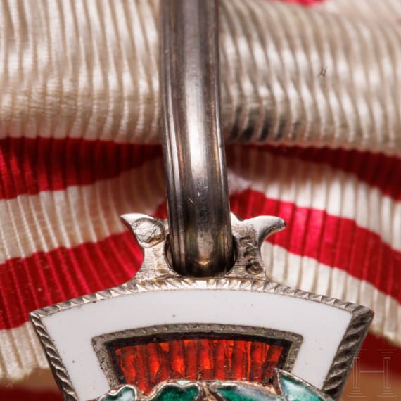 Ehrenzeichen vom Roten Kreuz 1. Klasse mit Kriegsdekoration
