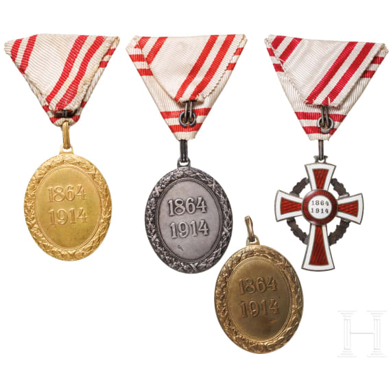 Vier Ehrenzeichen vom Roten Kreuz, um 1914